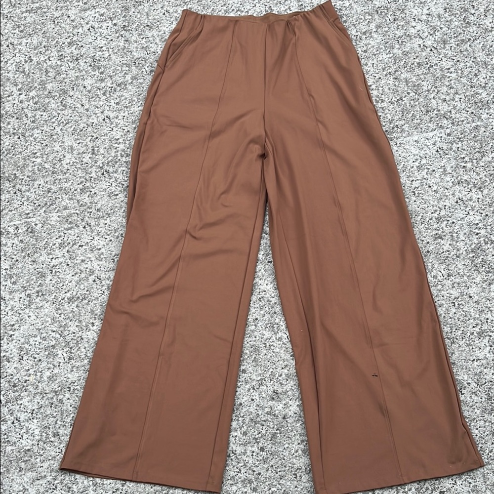 Old Navy powersoft wide leg pant.
Large tall. New without tags